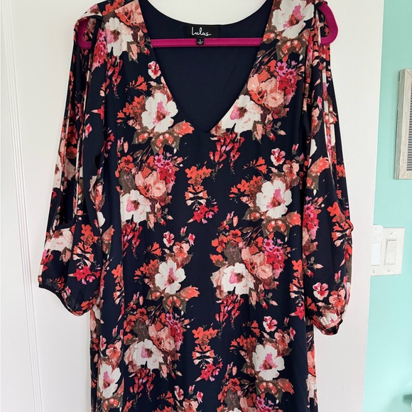 Lulus navy floral mini dress with cut out sleeves. Never worn - Picture 6 of 8